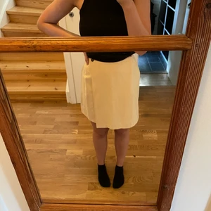 Kjol - Gul kjol i mocka. Väldigt fin men kommer inte till användning tyvärr. Väldigt gammal men fint skick! 