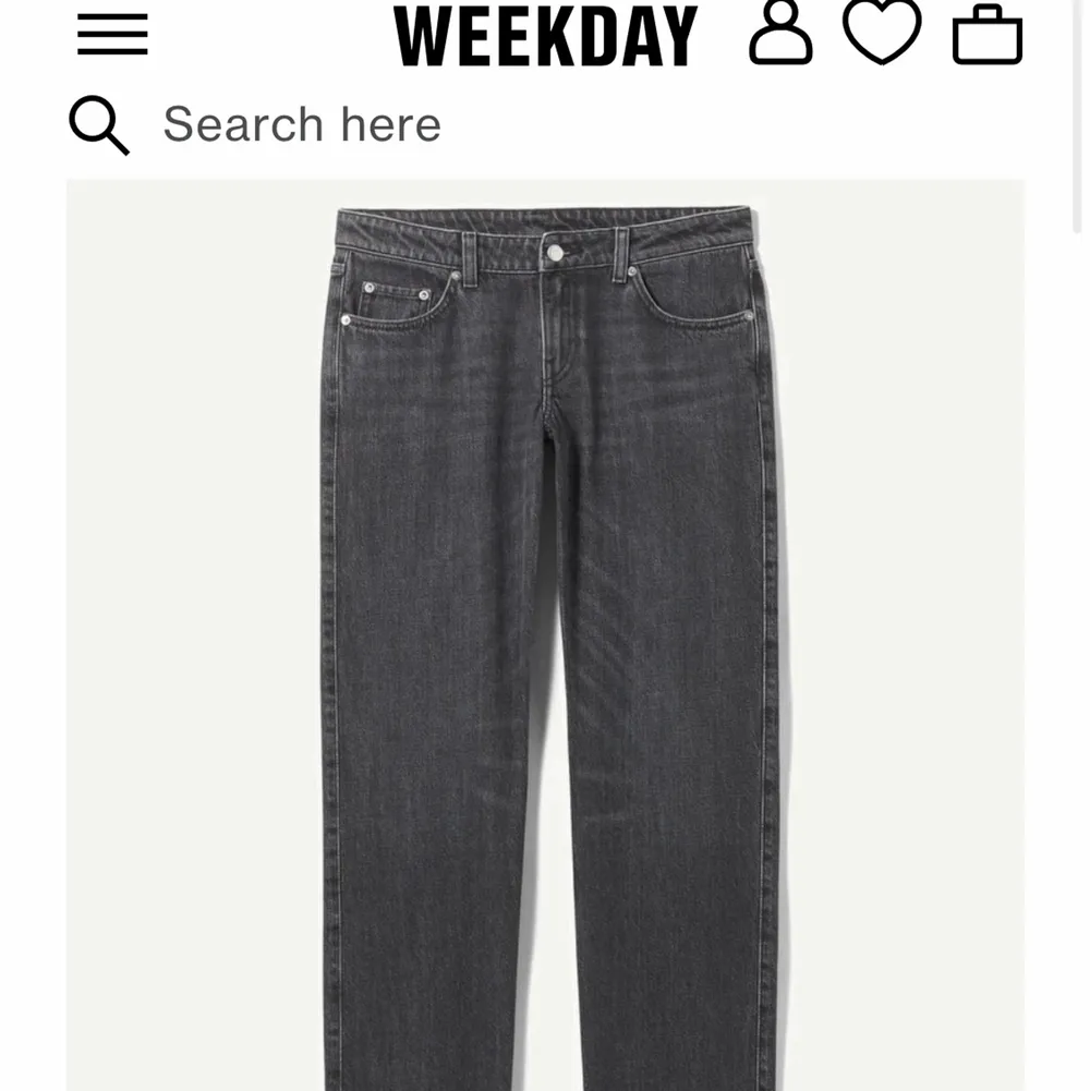 Svarta lågmidjade Weekday Arrow jeans i strl 26/32 som endast är använda en gång! Inköpta för 500 kr<3 Flera är intresserade så buda gärna!. Jeans & Byxor.