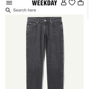 Svarta lågmidjade Weekday Arrow jeans i strl 26/32 som endast är använda en gång! Inköpta för 500 kr<3 Flera är intresserade så buda gärna!