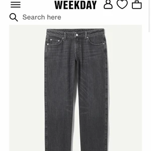 Weekday Arrow - Svarta lågmidjade Weekday Arrow jeans i strl 26/32 som endast är använda en gång! Inköpta för 500 kr<3 Flera är intresserade så buda gärna!