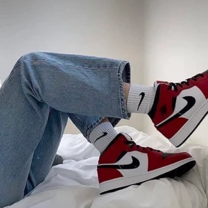 Röda Jordan 1 - Har då bestämt mig för att sälja mina Jordan 1 då de inte kommer till sin fulla användning och bara står hemma och samlar damm :) Dem är använda ca 3 ggr men ser helt ny ut bortsett från den ytterst lilla defekten( bild 3) passar även stl 39🥰   