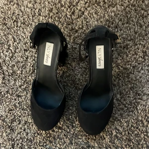 Klackar  - Säljer mina klackar från Nelly då jag tycker de är för höga. 