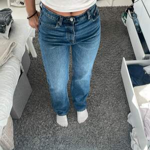 Blåa zara jeans i storlek 36!