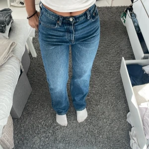 zara jeans - Blåa zara jeans i storlek 36!