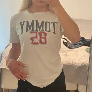 Tommy hilfiger t-shirt - Tommy hilfiger t-shirt, barnstorlek men skulle säga att den passar en xxs, köparen står för frakten på 49kr 