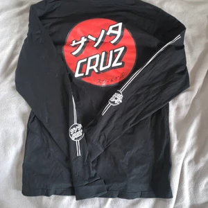 Santa cruz långärmad t-shirt svart str S - Säljer pga använder inte. Sitter lite löst och är skön. Storlek S men kan passa M. Bra kvalitet! Tvättas innan. 