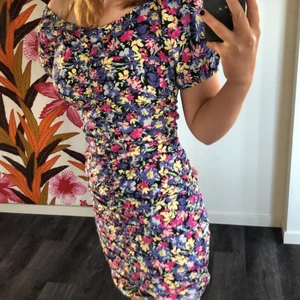 Vacker blommklänning!💗 - Jättesöt klänning köpt på Gina Tricot.  Aldrig använd endast testad!💞 Fler bilder skickas privat vid förfrågan🌸