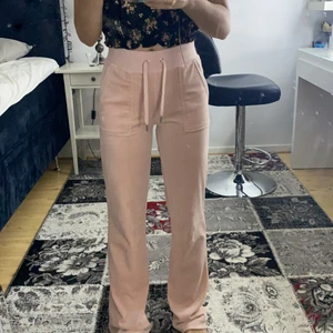 Juicy couture  - Pale pink juicy byxa i storlek XXS köpte den för 1100 men säljer den för 800 jag säljer den för att de är lite för långa för mig 
