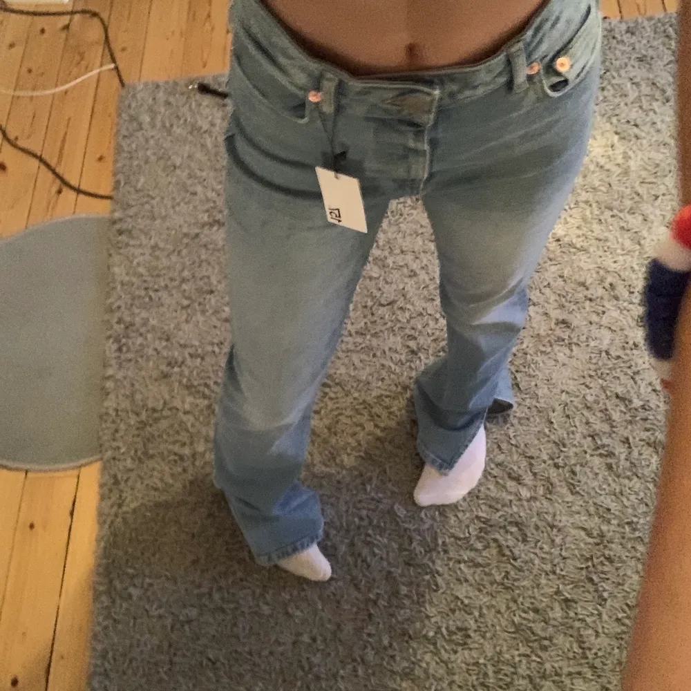 Blå jeans med en liten slits längst ner från lager 157 💞 aldrig använda o lappen sitter kvar storlekarna var små så passar om man har S men jeansen e i storlek M, jag e 165, frakt tillkommer💞💞. Jeans & Byxor.
