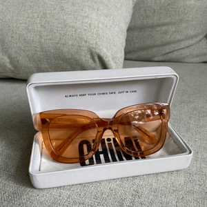 Chimi eyewear glasögon  - Säljer ett par oanvända Chimi eyewear glasögon i färgen peach eftersom jag ej använder dem. Köpta för runt 1200kr.  Köparen står för frakten. 