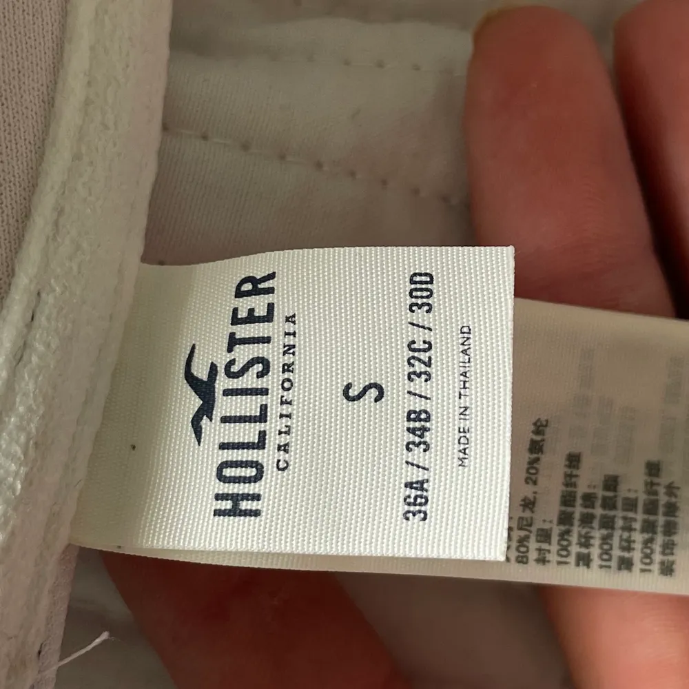 Säljer denna superfina bikiniöverdel från Hollister då den är för liten för mig! Se bild tre för tydliga storlekar!. Övrigt.