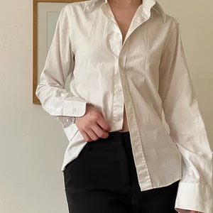 Tiger skjorta - Skjorta från tiger of sweden, knappt använd! Flyttar utomlands snart och kommer enbart ha tid att posta fram tills 8/9 så passa på!! 💘 TRYCK INTE PÅ KÖP DIREKT!