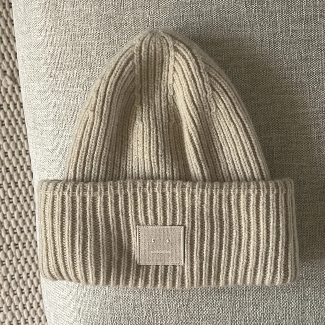 Beige acne mössa 