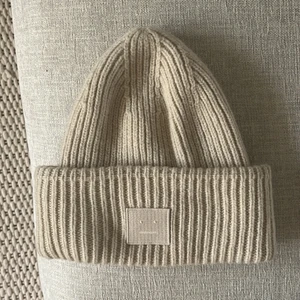 Beige acne mössa  - Bra skick inga fläckar osv, postar paket och kan mötas upp 