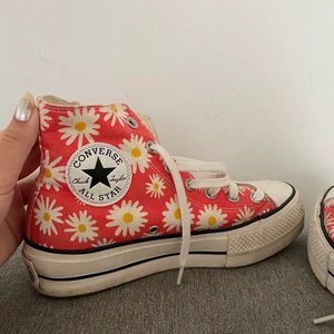 Converse High top - Skitsnygga Converse high top med platå sula. Stl 37,5 men små i storlek så passar mig som vanligtvis har 38. 400kr inkl frakt🥰