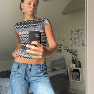 Missoni liknande topp - En supersnygg topp som jag precis köpte, har använt den supermycket men nu tröttnat därför säljer jag vidare💜💜 så fin öppning i ryggen! Direktpris:200kr