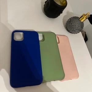 iPhone 11 skal - iPhone 11 skal☺️ Mörkblå - holdit 30kr Resterande - shein 7kr.  Kom privat för fler bilder. Frakt 13kr💕💕