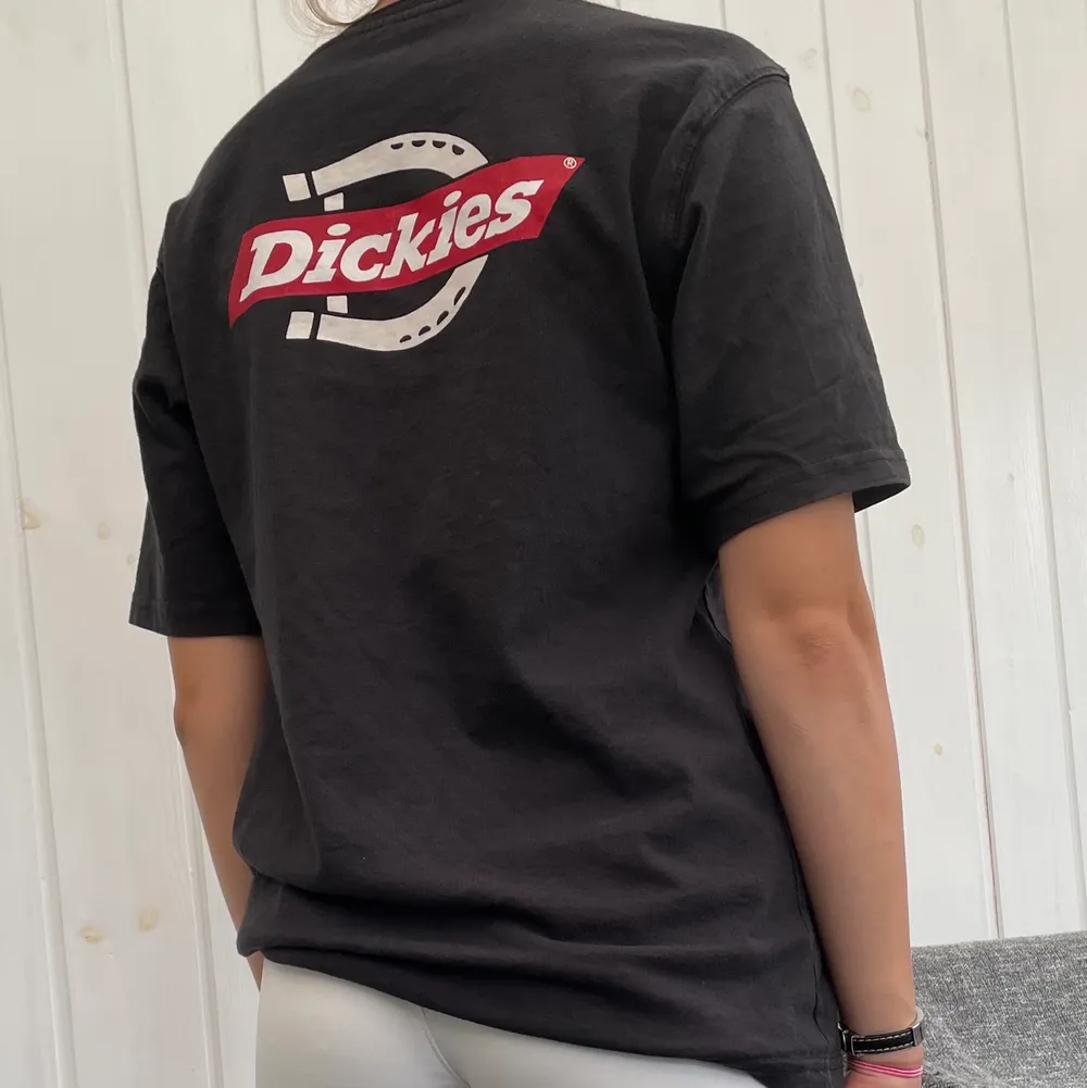 Säljer denna Dickies T-Shirt strl XS köpt på Carlings. Säljer då den inte längre används. Är fler intresserade så startar jag budgivning. Köparen står för frakten💞. T-shirts.