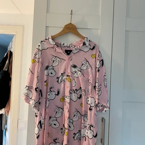 Somrig skjorta  - Säljer en oanvänd jättefin skjorta i bra skick i herrstorlek. Storlek M och säljer för 40 kronor + frakt ca 30kr 