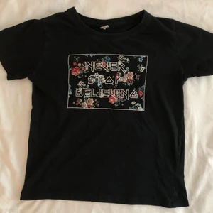 T-shirt med tryck - Svart T-shirt med tryck. Bra skick 