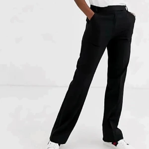 kostymbyxoe - säljer dessa kostymbyxor från asos!🌸 använt ett fåtal gånger så i fint skick 💞 är storlek 32 men skulle säga att dem är stora i storleken! 