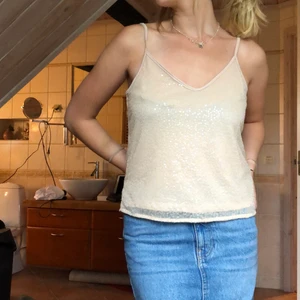 Glittertop beige  - Snygg glittrig topp, funkar både på fest och till vardags