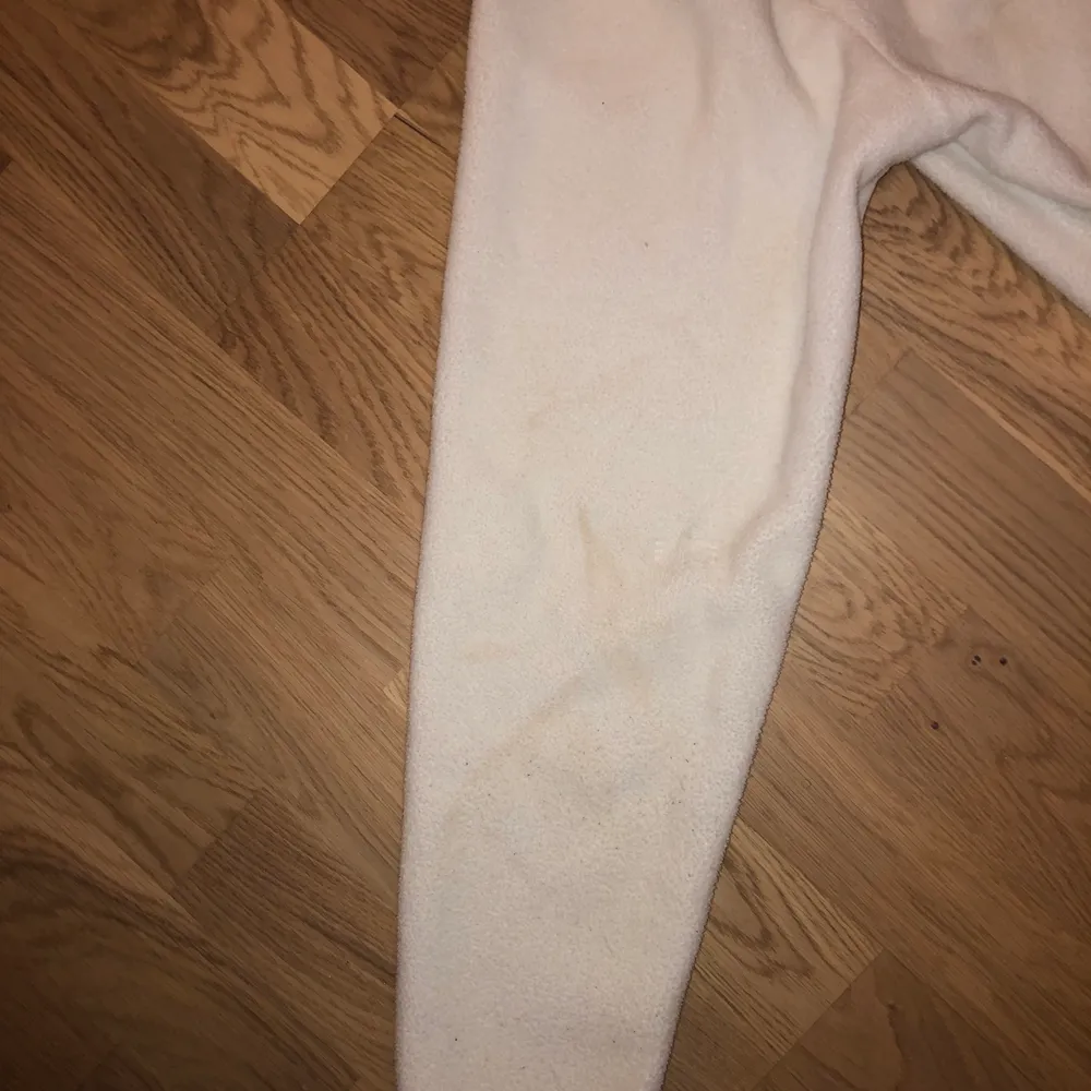 Snygg vit med blå detaljer fleece tröja med storlek M, kan passa för smaller fit L. Har en ytterst liten fläck som inte syns när man har på den.. Neuletakit & Villapaidat.