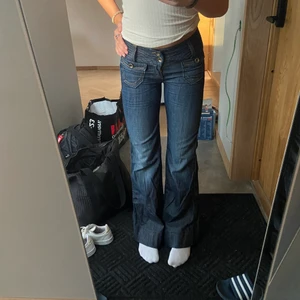 Miss Sixty jeans  - Lågmidjade flare jeans från miss sixty. Långa i modellen och passar mig som är 173 cm lång. Nypris är runt 1000 kr. Inga skador eller missfärgningar alls! 