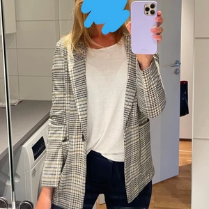 Vintage likande kavaj - Jätte snygg blazer/kavaj från hm i storlek 36. Priset kan diskuteras vid snabb affär.
