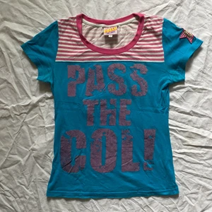 Vintage retro topp - Cool topp från märket coelu. Trycket är menat att vara ”slitet” tryck. Köparen står för frakt. 💕