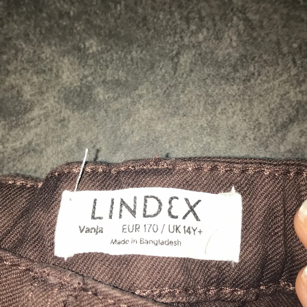 Säljer dessa jeansen från Lindex, är i storleken 170 (barnstorlek). Aldrig använda . Jeans & Byxor.