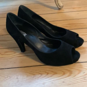 Klackar  - Oanvända materialet är sammmet