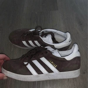 Bruna Adidas Gazelle - Strl 38. Kan fraktas men då står köparen för portot:)
