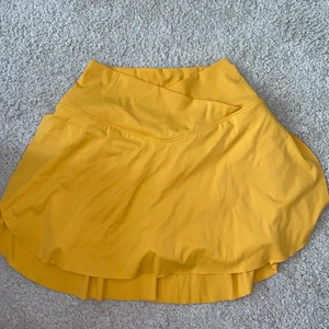 Tiktok sportskjol  - En kjol från HALARA, känt från tiktok. Så himla fin kjol som sitter hur snyggt som helst och har inbyggda shorts! Älskar detta märket men har lite för många plagg därifrån 😅 Superbra material och kjolen är bara använd en gång så den är i nyskick!🧡