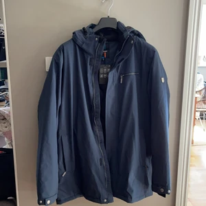 Vinterjacka Herr - Oanvänd vinterjacka herr i storlek Xl, 3 fickor, vattentät, vindtät.