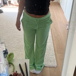 Juicy couture byxor  - Nya ljusgröna juicy byxor köpta på hemsidan 😇 använda tre gånger typ! Skriv för fler bilder. självklart äkta 