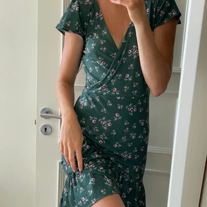 Klänning  - Klänning från Nelly som aldrig använts, med prislapp kvar och allt Storlek S men passar definitivt också M