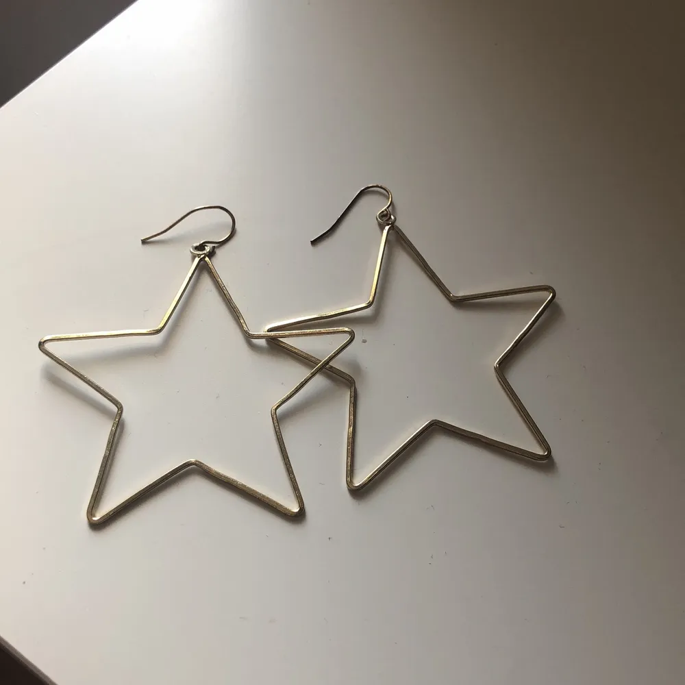 Guldiga örhängen formade som stjärnor ⭐️fint skick!✨ skriv privat för frakt! ❤️. Accessoarer.