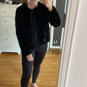 Svart teddyjacka - Mysig svart teddyjacka från Vero Moda i storlek XS, passar S också. Knappar framtill 