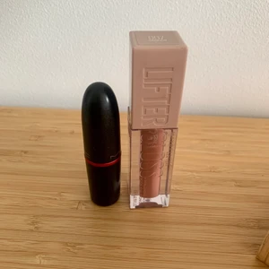 Bundle lifter gloss ”Amber” och Mac ”Viva Glam II” - Jag säljer mitt Lifter gloss från Maybelline. Den är endast använd en gång då jag insåg att jag köpt fel nyans. Mac läppstiftet i färgen ”Viva Glam II” har ca 68% kvar i sin tub och kommer såklart desinfekterad. Viva glam II är en fin mauve nyans. 