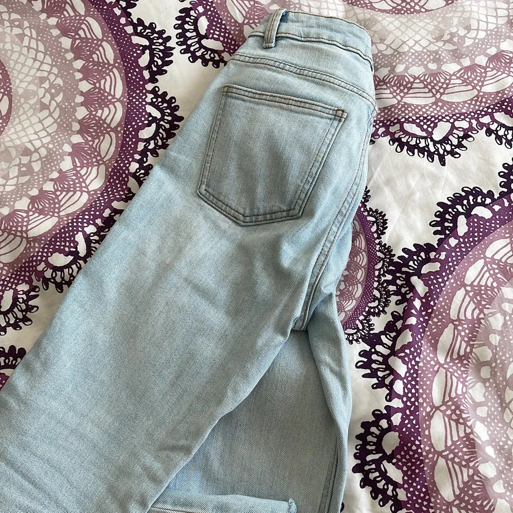 Straight cut tight fitted light blue jeans. Very nice fit. Jeans & Byxor.