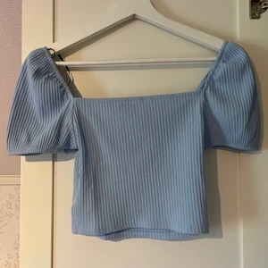 Blå topp - Blå topp med puffärmar, aldrig använd! Storlek S
