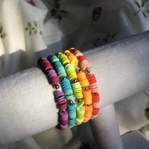 Regnbågigt armbands set - Armbanden är en nykomling i min shop🌈, det är helt handgjort och är superfint! 🎨    Det som är ett behov Om du köper är att du måste mäta din storlek, mät du runt din vrist, antalet cm är din storlek🌈      frakt: 12kr 377kr för ett eller 110 kr för alla