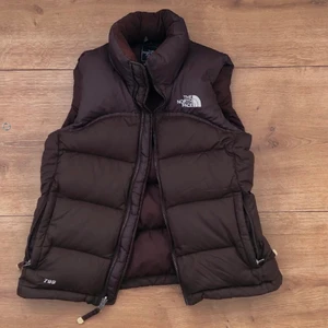 North face väst - Så fin brun north face väst i storlek xs (man) och motsvarar en S i damstorlek. Tar gärna emot prisförslag men säljer endast vid bra bud!  ❗️Tryck inte på köp direkt❗️