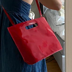 Väska - Röd mellanstor lackväska i fint skick, fransat sig lite bara. 