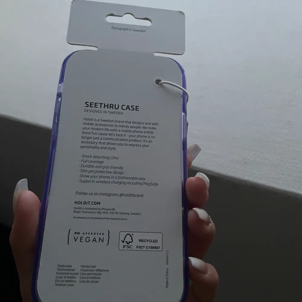 Helt nytt lila Holdit skal för iPhone 12& 12 PRO. Hade gärna velat byta mot ett vitt elr svart skal.. Accessoarer.