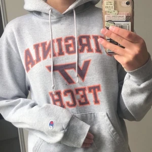 Vintage champion hoodie - Säljs då den ej används längre, skicket är som nytt! Buda från 299 + frakt i kommentarerna eller köp direkt för 450 + frakt!! Skriv till mig vid intresse eller frågor m.m 😊 (frakten stämmer ej) 