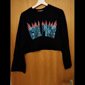 Tröja från h&m - En sweatshirt från h&m. Text med "GRL PWR". Utsvängda ärmar 