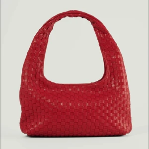 Röd bottega liknande väska från nakd - Röd väska från nakd, varit slutsåld länge. Bild 2 ser den typ rosa ut men är bara ljuset. Den är så fin men har för många väskor och ska flytta så behöver rensa ut. Kostar från början 399kr men är helt slutsåld och har varit de länge