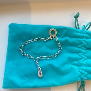 Thomas sabo - Säljer nu mitt super fina Thomas Sabo charm armband i längden 17 cm. Kommer med en en ballerinasko berlock. Originalpris för båda ligger på runt 2000 kr. Super fint skick! 